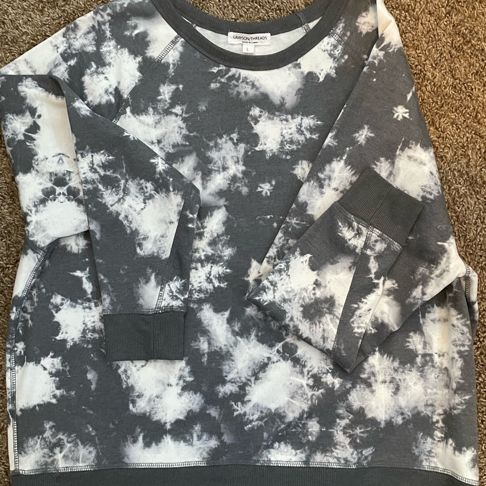 This tie-dye grey and white Grayson Thread crew neck is perfect for lounging.